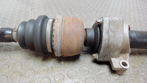 Foto: ANTRIEBSWELLE RECHTS ( SCHALTGETRIEBE ) eines Opel Vectra 1.9 CDTI SX