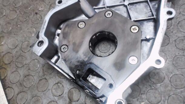 Foto: STEUERGEHÄUSE / ÖLPUMPE eines Opel Corsa 1.3 CDTI SX