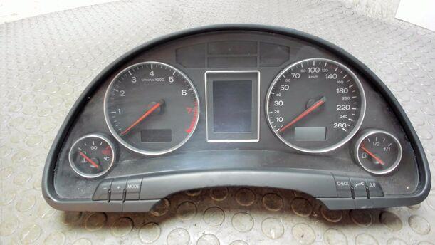Foto: TACHOEINHEIT / KOMBIINSTRUMENT eines Audi A4 Avant 1.6 SX