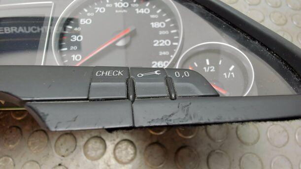 Foto: TACHOEINHEIT / KOMBIINSTRUMENT eines Audi A4 Avant 1.6 SX