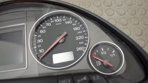 Foto: TACHOEINHEIT / KOMBIINSTRUMENT eines Audi A4 Avant 1.6 SX