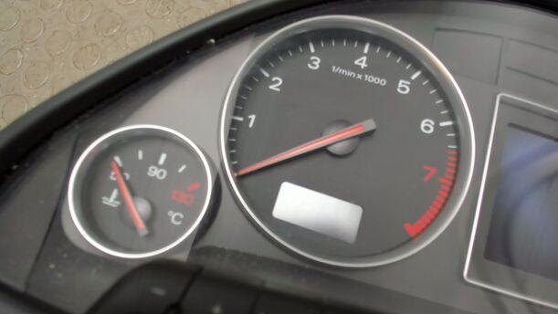 Foto: TACHOEINHEIT / KOMBIINSTRUMENT eines Audi A4 Avant 1.6 SX