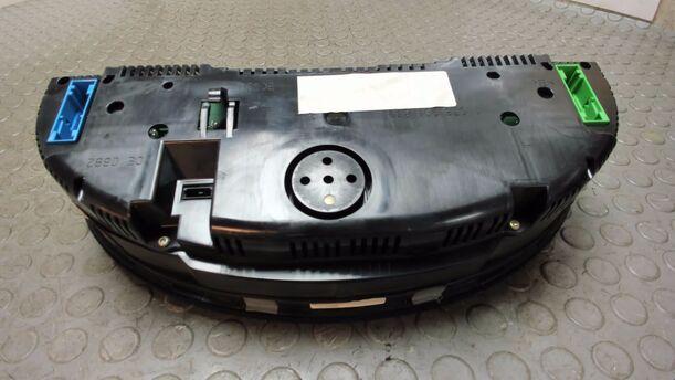 Foto: TACHOEINHEIT / KOMBIINSTRUMENT eines Audi A4 Avant 1.6 SX