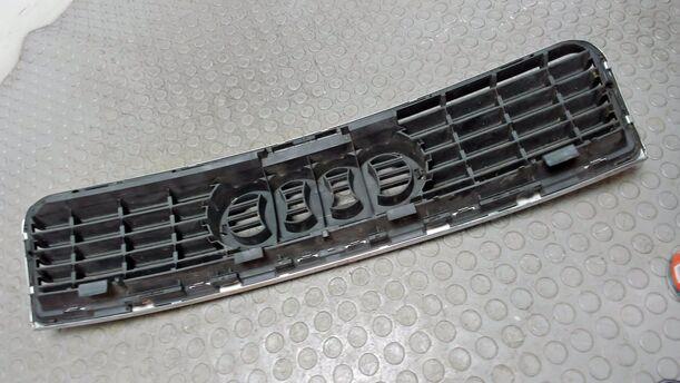 Foto: KÜHLERGRILL eines Audi A4 Avant 1.6 SR
