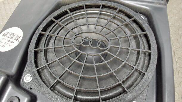 Foto: SUBWOOFER / BASS eines Audi A4 Avant 1.6