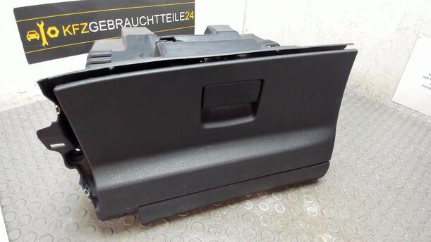 Foto: HANDSCHUHFACH eines Ford S-Max 2.0 TDCi DPF GT (Hotline)