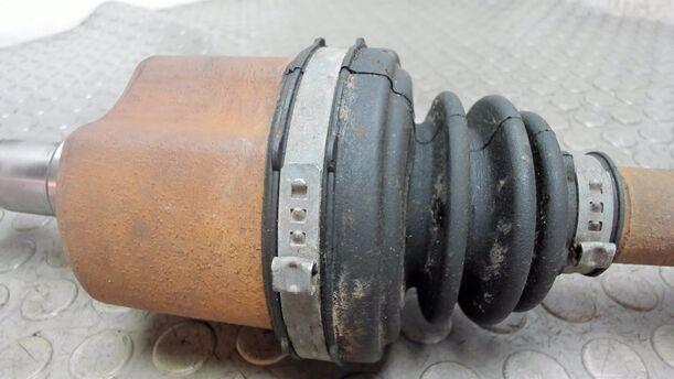 Foto: ANTRIEBSWELLE LINKS eines Ford S-Max 2.0 TDCi DPF CLX