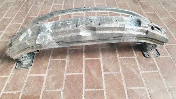 Foto: FRONTBLECH / TRAVERSE UNTEN eines Fiat Bravo 1.9 Multijet 8V DPF