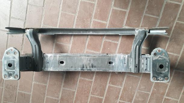 Foto: FRONTBLECH / TRAVERSE UNTEN eines Fiat Bravo 1.9 Multijet 8V DPF