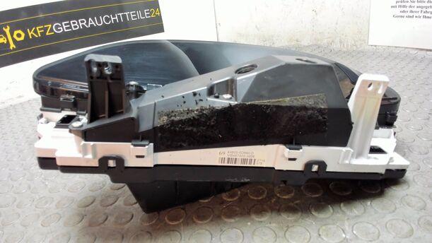 Foto: TACHOEINHEIT / KOMBIINSTRUMENT eines Toyota Yaris 1.4 D-4D