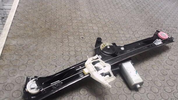 Foto: FENSTERHEBER ELEKTR. VORN LINKS eines Fiat Bravo 1.9 Multijet 8V DPF GT (Hotline)