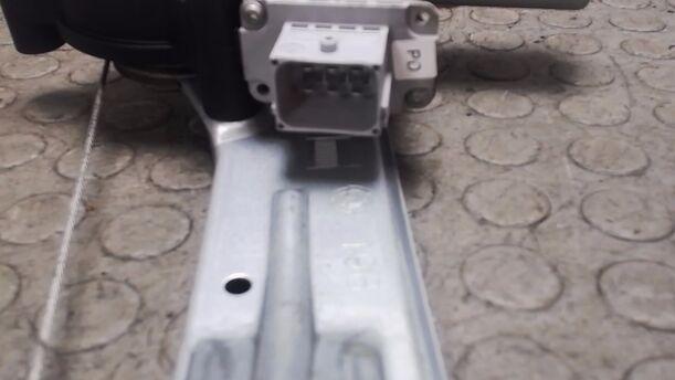 Foto: FENSTERHEBER ELEKTR. HINTEN LINKS eines Fiat Bravo 1.9 Multijet 8V DPF GT (Hotline)