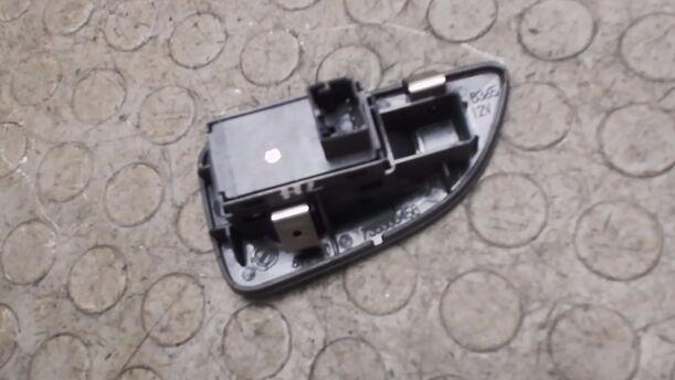 Foto: FENSTERHEBERSCHALTER HINTEN LINKS eines Fiat Bravo 1.9 Multijet 8V DPF GT (Hotline)