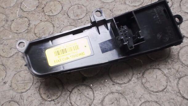 Foto: SCHALTEREINHEIT LINKS eines Fiat Bravo 1.9 Multijet 8V DPF GT (Hotline)