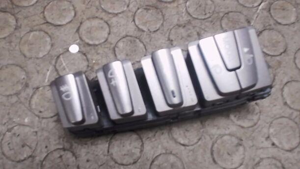 Foto: SCHALTEREINHEIT RECHTS eines Fiat Bravo 1.9 Multijet 8V DPF GT (Hotline)