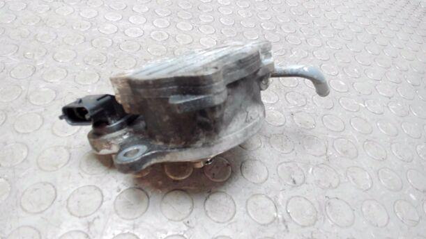 Foto: VAKUUMPUMPE / UNTERDRUCKPUMPE eines Toyota Yaris 1.4 D-4D GL