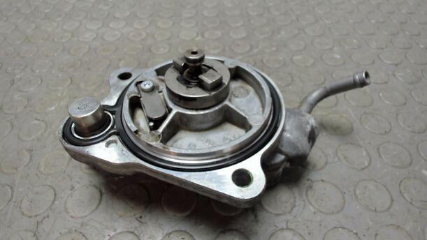 Foto: VAKUUMPUMPE / UNTERDRUCKPUMPE eines Toyota Yaris 1.4 D-4D GL