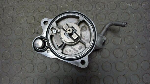 Foto: VAKUUMPUMPE / UNTERDRUCKPUMPE eines Toyota Yaris 1.4 D-4D GL