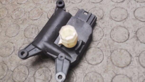 Foto: STELLMOTOR HEIZUNG eines Fiat Bravo 1.9 Multijet 8V DPF GT (Hotline)