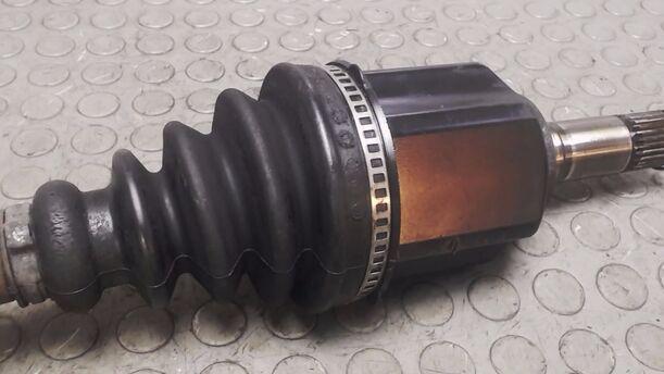 Foto: ANTRIEBSWELLE LINKS eines Fiat Bravo 1.9 Multijet 8V DPF GT (Hotline)