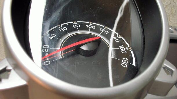 Foto: TACHOEINHEIT / KOMBIINSTRUMENT eines Chevrolet Spark 1.0 GT (Hotline)