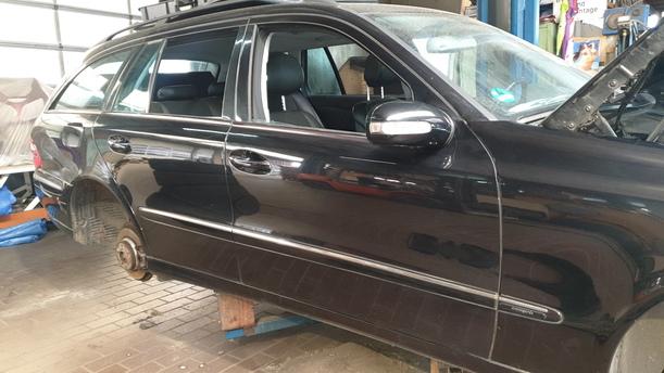 Foto: TÜR VORNE RECHTS eines Mercedes-Benz E 320 T CDI GL