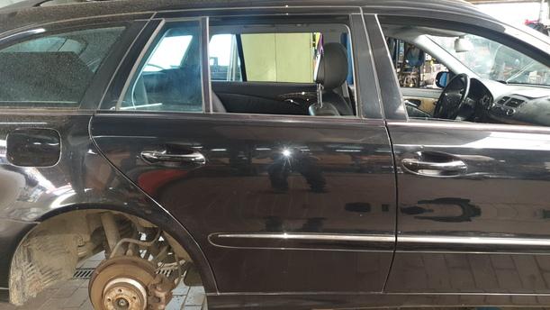 Foto: TÜR HINTEN RECHTS ( KOMBI ) eines Mercedes-Benz E 320 T CDI GL