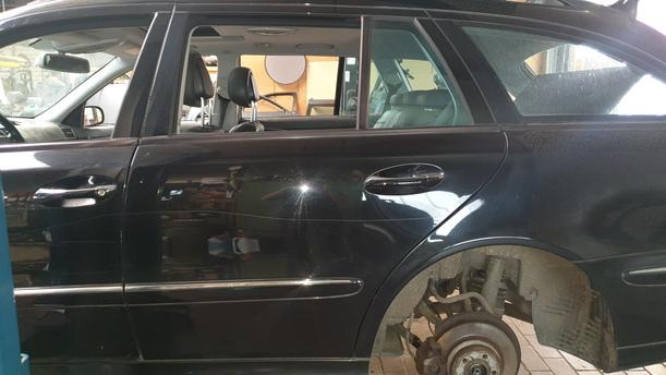Foto: TÜR HINTEN LINKS ( KOMBI ) eines Mercedes-Benz E 320 T CDI GL