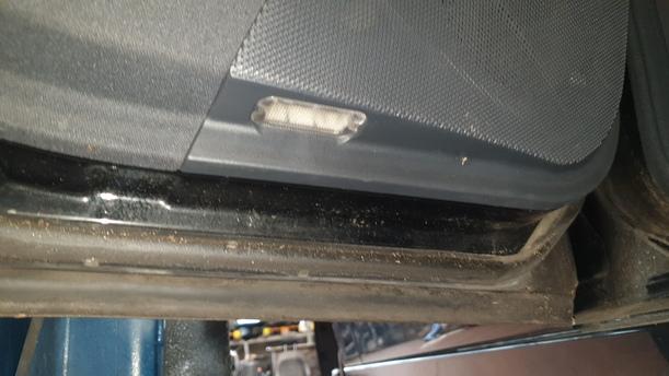 Foto: TÜR HINTEN LINKS ( KOMBI ) eines Mercedes-Benz E 320 T CDI GL