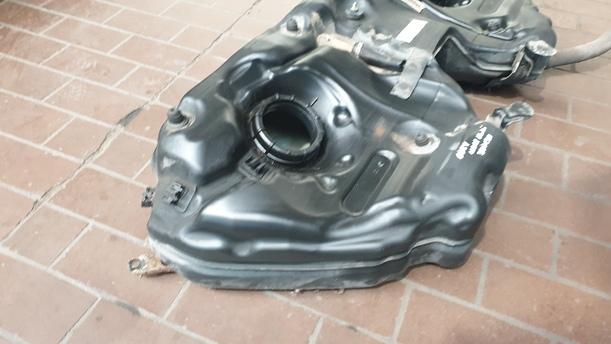 Foto: KRAFTSTOFFTANK ( KOMBI / DIESEL ) eines Mercedes-Benz E 320 T CDI GL