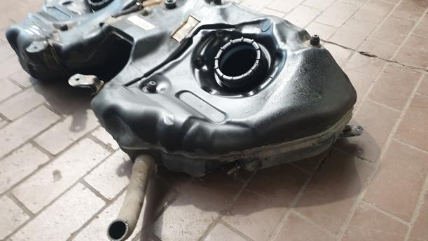 Foto: KRAFTSTOFFTANK ( KOMBI / DIESEL ) eines Mercedes-Benz E 320 T CDI GL