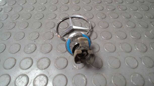 Foto: STERN/ EMBLEM eines Mercedes-Benz E 320 T CDI GL