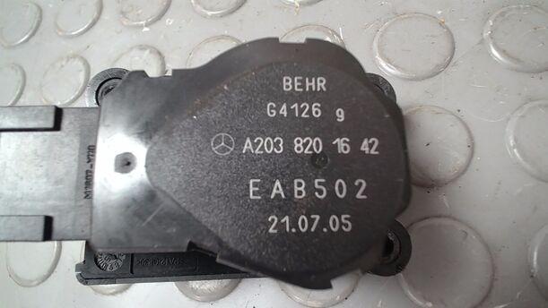Foto: STELLMOTOR HEIZUNG/ UMLUFTKLAPPE eines Mercedes-Benz E 320 T CDI GL