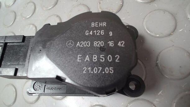 Foto: STELLMOTOR HEIZUNG/ UMLUFTKLAPPE eines Mercedes-Benz E 320 T CDI GL