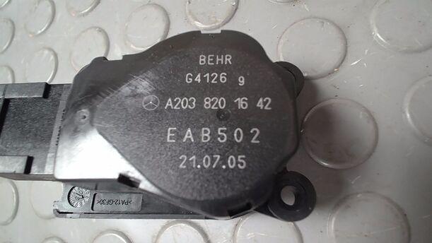 Foto: STELLMOTOR HEIZUNG/ UMLUFTKLAPPE eines Mercedes-Benz E 320 T CDI GL