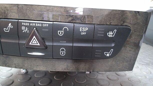 Foto: SCHALTEREINHEIT MITTELKONSOLE ( MIT ABLAGEFACH ) eines Mercedes-Benz E 320 T CDI GL
