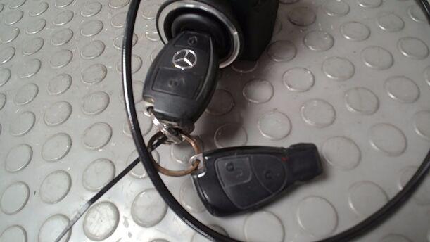 Foto: ZÜNDSCHLOSS/ SCHLIESSZYLINDER ( AUTOMATIK ) eines Mercedes-Benz E 320 T CDI GL