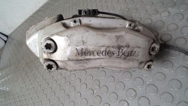 Foto: BREMSSATTEL VORN RECHTS ( BREMBO ) eines Mercedes-Benz E 320 T CDI GL