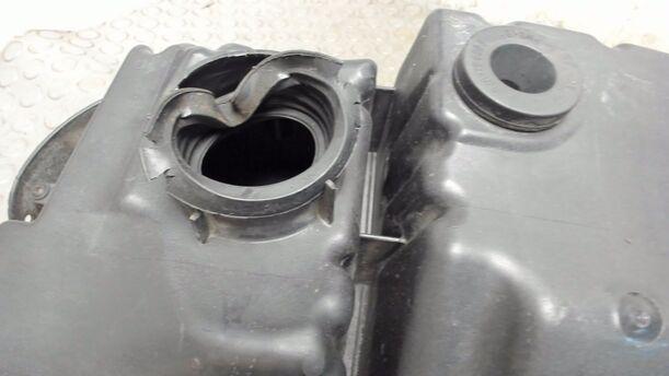 Foto: LUFTFILTER / MOTORVERSCHALUNG OBEN eines VW Polo 1.4 GL