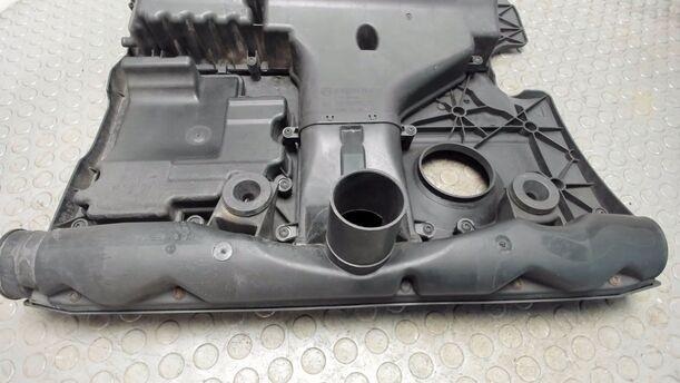 Foto: LUFTFILTER / MOTORVERSCHALUNG OBEN eines VW Polo 1.4 GL