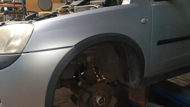 Foto: KOTFLÜGEL VORNE LINKS eines Opel Corsa 1.2 16V GL