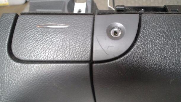 Foto: HANDSCHUHFACH eines Mercedes-Benz E 320 T CDI GL