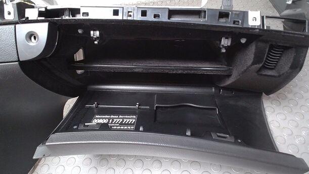 Foto: HANDSCHUHFACH eines Mercedes-Benz E 320 T CDI GL