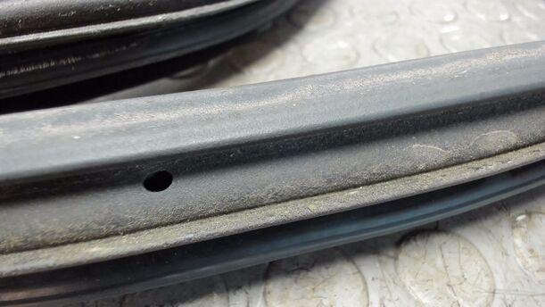 Foto: TÜRDICHTUNG VORNE RECHTS ( 2/3 TUERER ) eines Opel Corsa 1.2 16V GL
