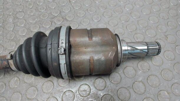 Foto: ANTRIEBSWELLE VORNE LINKS eines Opel Corsa 1.2 16V GL