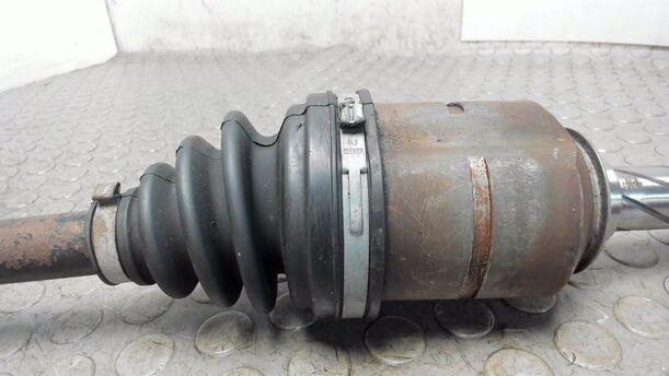 Foto: ANTRIEBSWELLE VORNE LINKS eines Opel Corsa 1.2 16V GL