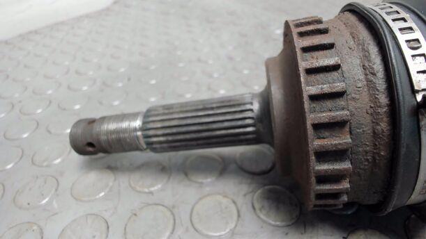 Foto: ANTRIEBSWELLE VORNE LINKS eines Opel Corsa 1.2 16V GL