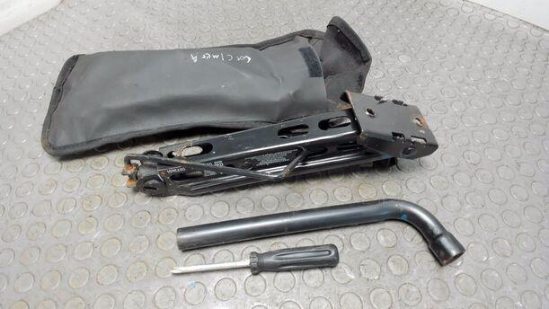 Foto: WAGENHEBER / BORDWERKZEUG eines Opel Corsa 1.2 16V GL