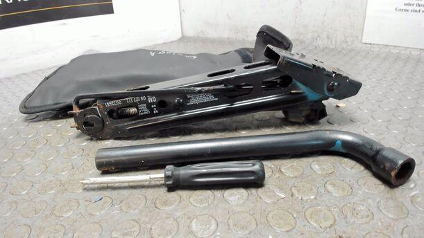 Foto: WAGENHEBER / BORDWERKZEUG eines Opel Corsa 1.2 16V GL