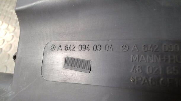 Foto: LUFTFILTERKASTEN LINKS eines Mercedes-Benz E 320 T CDI GL